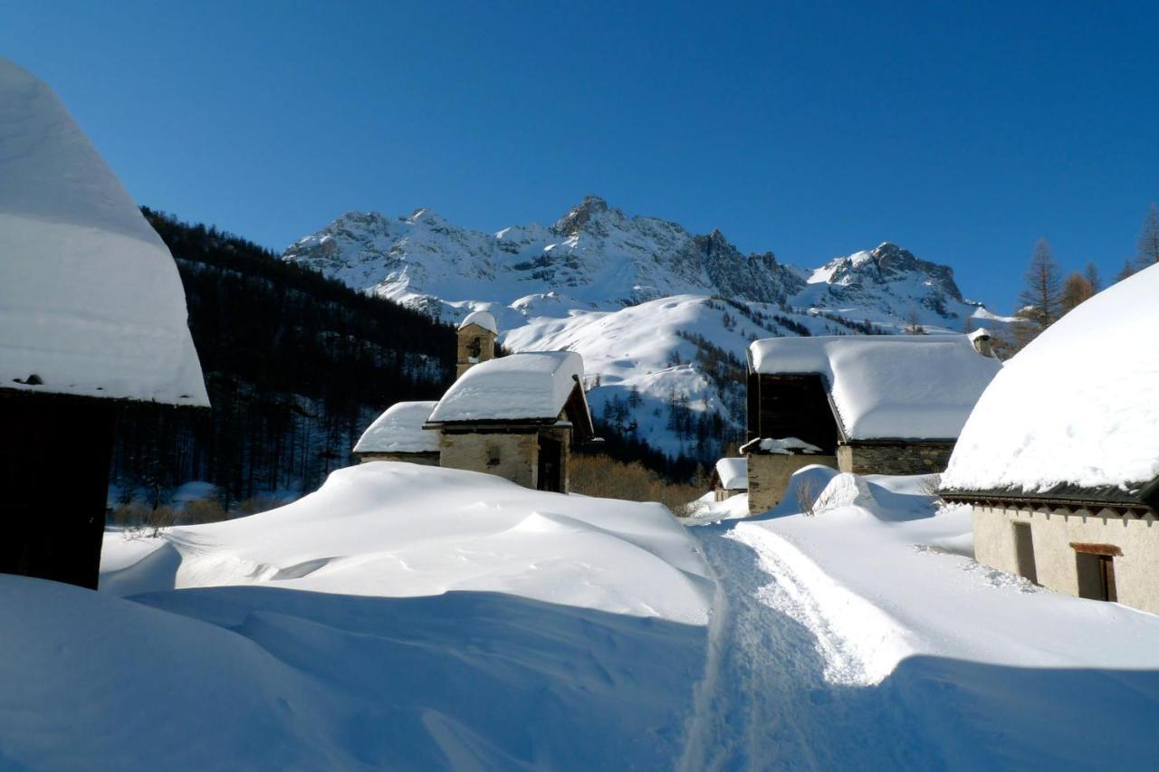 Le Leyrier Hameau Des Chazals Nevache Hautes Alpes Exteriör bild